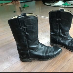 Black roper cowgirl boots .